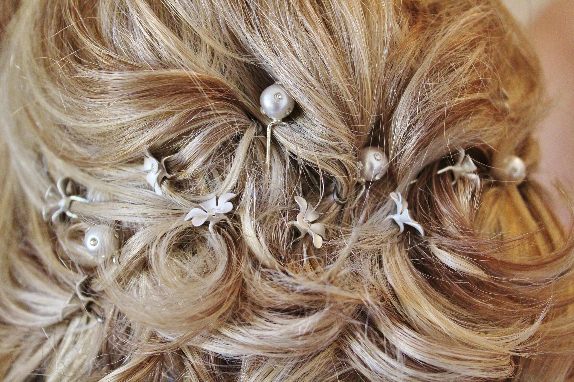 Coiffure de mariée avec perles et ondulations naturelles