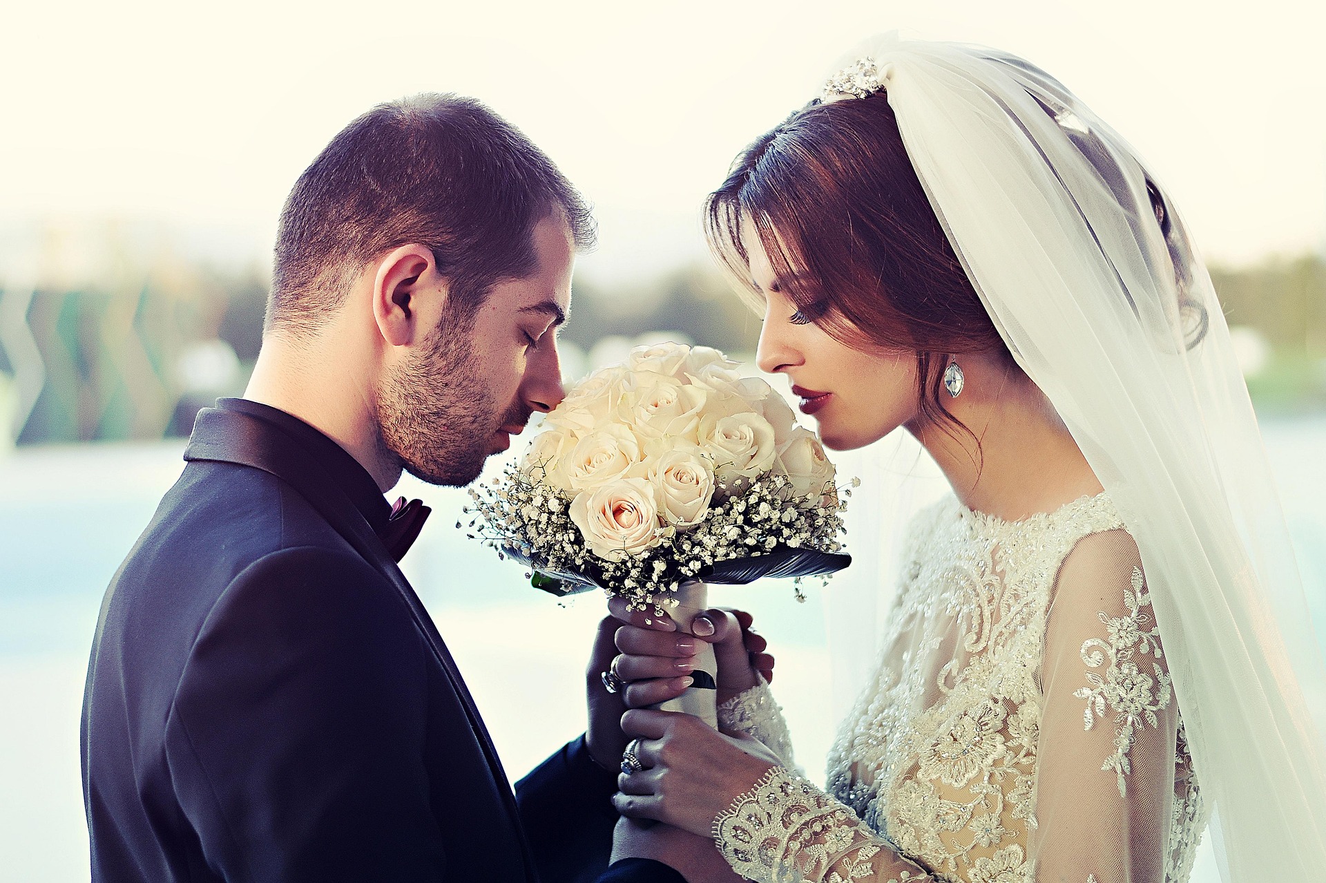 Couple de mariés dans un décor naturel fleuri
